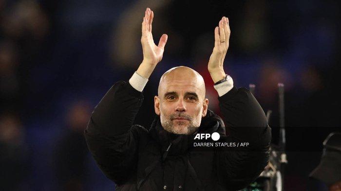 Pelatih Manchester City Pep Guardiola memberi tepuk tangan kepada para penggemar di lapangan setelah pertandingan Liga Inggris antara Leicester City vs Manchester City di Stadion King Power di Leicester, Inggris pada 29 Desember 2024. Man City memenangkan pertandingan dengan skor 2-0.