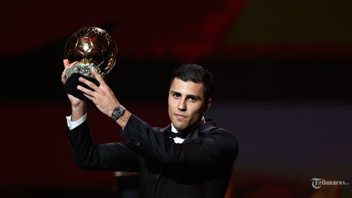 Gelandang Manchester City asal Spanyol Rodri menerima penghargaan Ballon d'Or selama upacara penghargaan Ballon d'Or France Football 2024 di Theatre du Chatelet di Paris pada 28 Oktober 2024. (Photo by FRANCK FIFE / AFP)