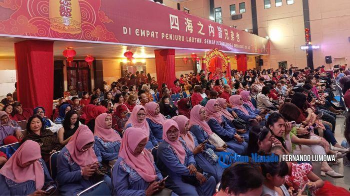 MOMEN TOLERANSI - Perayaan Tahun Baru Imlek 2577 Kongzili Provinsi Sulawesi Utara menjadi momen memperkuat toleransi dan kerukunan umat beragama. Perayaan ini berlangsung meriah di Graha Gubernur Provinsi Sulawesi Utara, Minggu, 22 Februari 2026 petang. Graha ini berada di sekitar Wisma Negara Manado atau Rumah Dinas Gubernur Provinsi Sulawesi Utara, Kelurahan Bumi Beringin, Kecamatan Wanea, Manado.