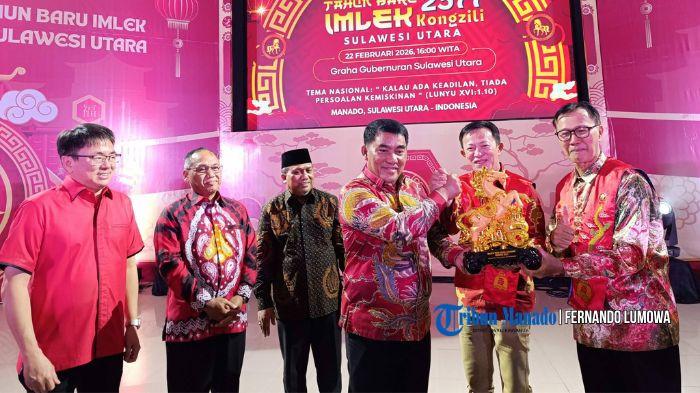 MOMEN TOLERANSI - Perayaan Tahun Baru Imlek 2577 Kongzili Provinsi Sulawesi Utara menjadi momen memperkuat toleransi dan kerukunan umat beragama. Perayaan ini berlangsung meriah di Graha Gubernur Provinsi Sulawesi Utara, Minggu, 22 Februari 2026 petang. Graha ini berada di sekitar Wisma Negara Manado atau Rumah Dinas Gubernur Provinsi Sulawesi Utara, Kelurahan Bumi Beringin, Kecamatan Wanea, Manado.