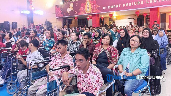 MOMEN TOLERANSI - Perayaan Tahun Baru Imlek 2577 Kongzili Provinsi Sulawesi Utara menjadi momen memperkuat toleransi dan kerukunan umat beragama. Perayaan ini berlangsung meriah di Graha Gubernur Provinsi Sulawesi Utara, Minggu, 22 Februari 2026 petang. Graha ini berada di sekitar Wisma Negara Manado atau Rumah Dinas Gubernur Provinsi Sulawesi Utara, Kelurahan Bumi Beringin, Kecamatan Wanea, Manado.