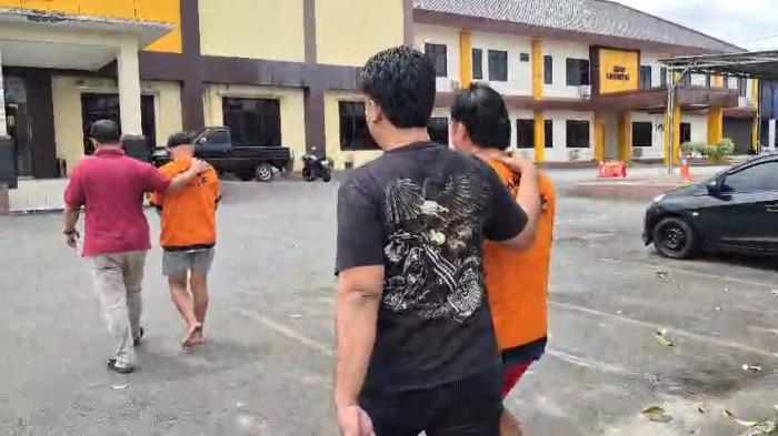 TERSANGKA BARU -- Dua tersangka baru kasus laka tambang di eks tambang Pondi, Pemali, digiring menuju ruangan tahanan Mapolda Babel, Jumat (20/2/2026).