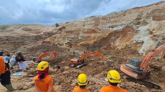 PENCARIAN KORBAN LAKA TAMBANG - Selasa (3/2/202), hari kedua pencarian terhadap satu orang penambang korban tanah longsor di eks tambang Pondi, Pemali. Enam korban lainnya ditemukan dalam keadaan meninggal dunia pada Senin (2/2/2026) kemarin.