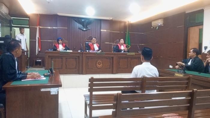 SIDANG - Suasan sidang terdakwa Perdana Arie dengan agenda putusan di Pengadilan Negeri (PN) Sleman, Senin (23/2/2026).