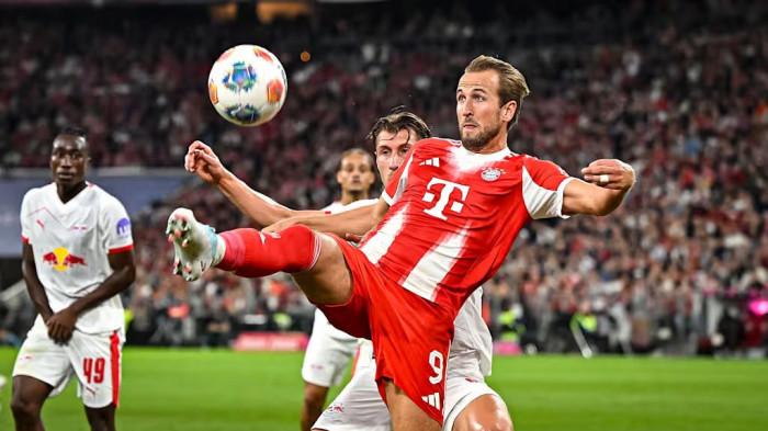 KONTROL BOLA - Harry Kane (depan) saat akan mengontrol bola pada pertandingan Bayern Munchen vs RB Leipzig pekan pertama Bundesliga di Allianz Arena, Jerman, Sabtu (23/8/2025) dini hari WIB. Munchen menang 6-0.