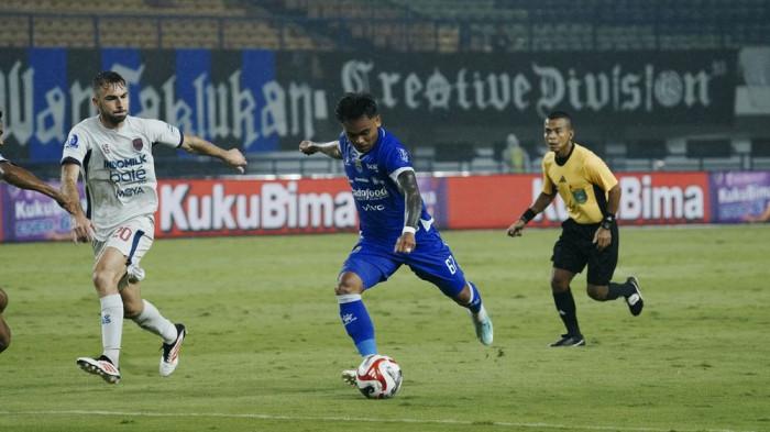 BERSIAP MENEMBAK - Winger Persib Bandung, Saddil Ramdani bersiap menembak bola ke arah gawang Persita Tangerang pada pertandingan pekan ke-22 Super League di Stadion Gelora Bandung Lautan Api (GBLA), pada Minggu (22/2/2026) malam WIB.
