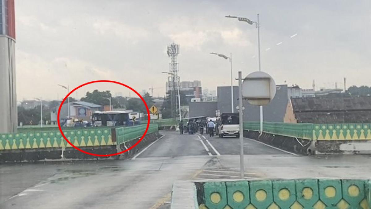 Dua bus Transjakarta bertabrakan di jalur langit dekat Halte Cipulir, Jaksel, Senin (23/2/2026).