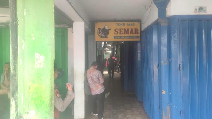 GELEDAH TOKO EMAS - Bareskrim Polri menggeledah toko emas Semar yang berada di kawasan Pasar Wage, Jalan Ahmad Yani, Kelurahan Payaman, Kecamatan Nganjuk, Kabupaten Nganjuk, Kamis (19/2/2026). Penggeledahan juga dilakukan di rumah mewah di Jalan Diponegoro.