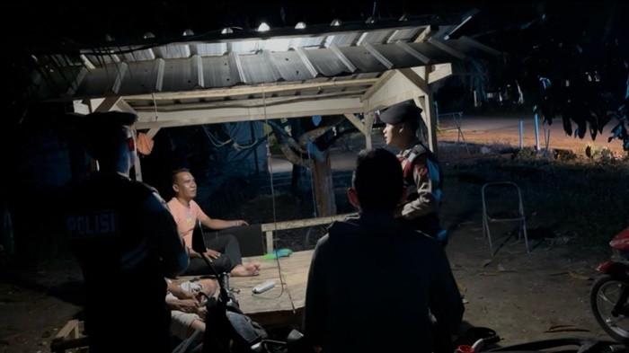 PATROLI -- Personel Satuan Samapta Polres Babar, melakukan patroli roda empat (R4) di sejumlah titik rawan di wilayah Kecamatan Mentok dan sekitarnya dalam rangka Operasi Pekat Menumbing 2026.