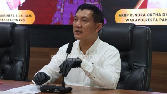 KASUS PEREDARAN EKSTASI - Kasatresnarkoba Polresta Pangkalpinang, Kompol Yandri C Akip, saat menggelar konferensi pers kasus peredaran ekstasi di Aula SAR Mapolresta Pangkalpinang, Senin (23/2/2026)
