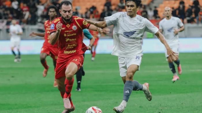 BEREBUT BOLA - Pemain Persija, Jordi Amat (kiri) berebut bola dengan penyerang PSM, Rizky Pratama di Stadion JIS, Jakarta dalam lanjutan Super League 2025/2026 pada Jumat (20/2/2026) malam WIB.
