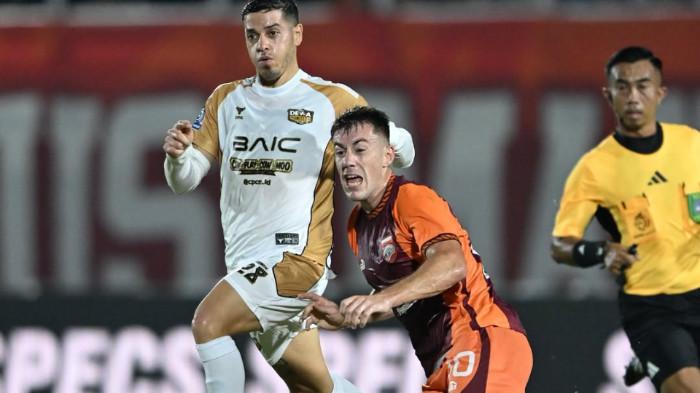 SUPER LEAGUE - Pemain Borneo FC, Mariano Peralta, berduel dengan pemain Dewa United, Alexis Messidoro pada pertandingan pekan ke-11 Super League di Stadion Segiri, Samarinda pada Rabu (5/11/2025). (Instagram Borneo FC - 5/11/2025)
