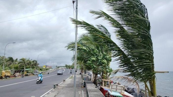 Pesisir Manado yang diterjang angin kencang, Senin (8/5/2023).