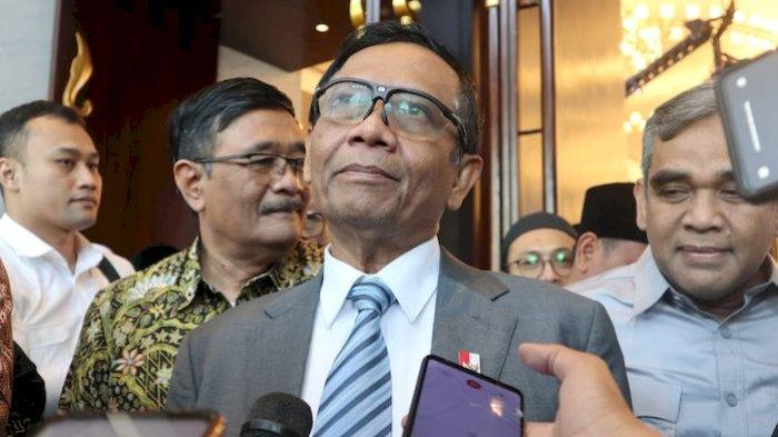 Menteri Koordinator Bidang Politik, Hukum, dan Keamanan (Menko Polhukam), Mahfud MD saat diwawancarai di Hotel Pullman Bandung, saat acara diskusi keberagaman di Hotel Pullman Bandung, Rabu (13/9/2023).