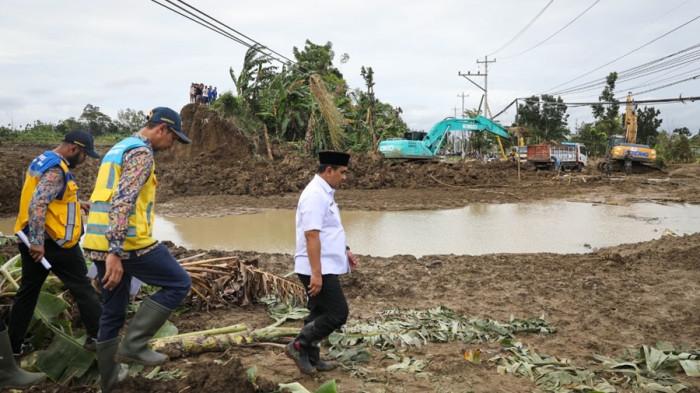 KEJAR TARGET - Wakil Gubernur Jawa Tengah, Taj Yasin Maimoen meminta warga di DAS Tuntang agar aktif memeriksa kondisi tanggul di wilayah mereka yang rawan jebol di Tinanding, Grobogan, Rabu (18/2/2026). Dia juga memastikan pengerjaan penambalan tanggul yang jebol dengan target 3 hari ke depan.