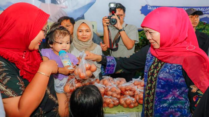 khofifah bagi telur di Pasar Murah