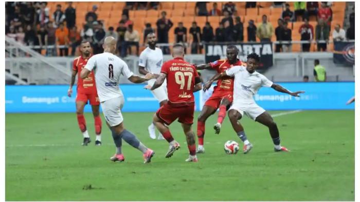 PSM MAKASSAR - Gelandang PSM Makassar Gledson Paixao berebut bola dengan penyerang sayap Persija Jakarta Allano pada pekan 21 Super League 2025/2026 di Jakarta International Stadium (JIS), Kota Jakarta Utara, DKI Jakarta, Jumat (20/2/2026) malam. PSM Makassar vs Persebaya Surabaya pekan ke-22 Super League.