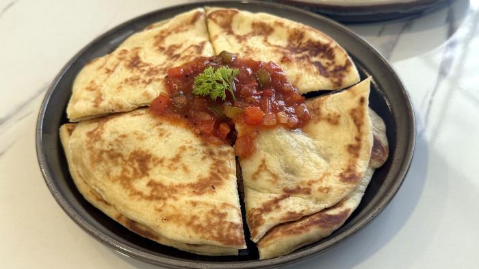 MENU BUKA PUASA - Quesadilla Al Arabi, inovasi menu buka puasa unik di Restoran Alhamra Surabaya, Senin (23/2/2026).