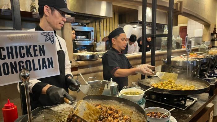 PAKET BERBUKA - Chef Aryaduta Makassar sedang menyajikan menu buka puasa, Sabtu (21/2/2026). Selama Ramadan 2026, Aryaduta Makassar mengusung konsep Live & Grill BBQ Ramadan Experience.