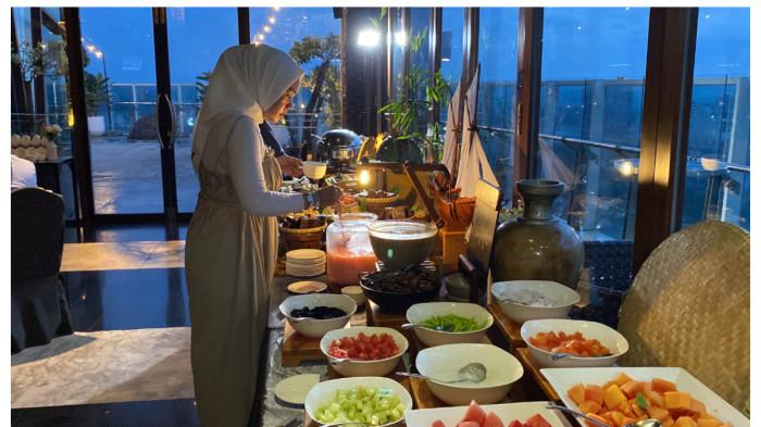 PAKET BERBUKA - Tamu Hotel Melia Makassar sedang memilih menu buka puasa, Jumat (20/2/2026). Hotel Melia Makassar menghadirkan pengalaman berbuka puasa yang berbeda dengan pemandangan Kota Makassar.