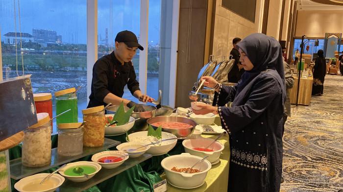 MENU BERBUKA - Tamu The Rinra sedang memilih menu buka puasa di Nusantara Hall lantai 3 The Rinra Makassar, Jalan Metro Tanjung Bunga, Makassar, Sulsel, Sabtu (21/2/2026). The Rinra Makassar menyiapkan lebih dari 200 menu buka puasa.