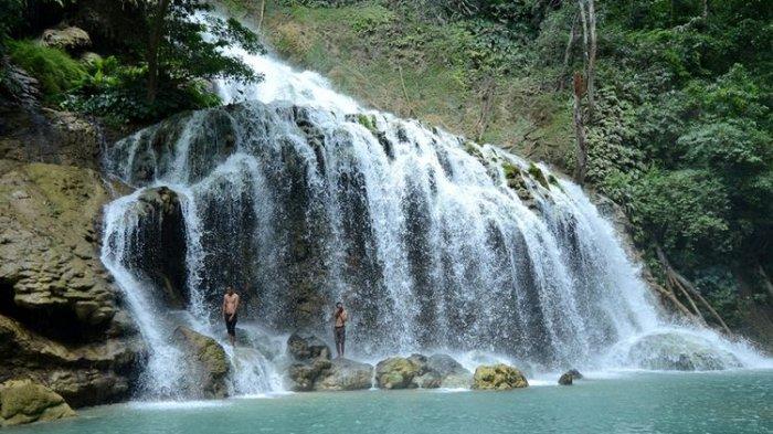 Pengunjung mengunjungi Air Terjun Lapopu di Sumba Barat, salah satu wisata air terjun di NTT.
