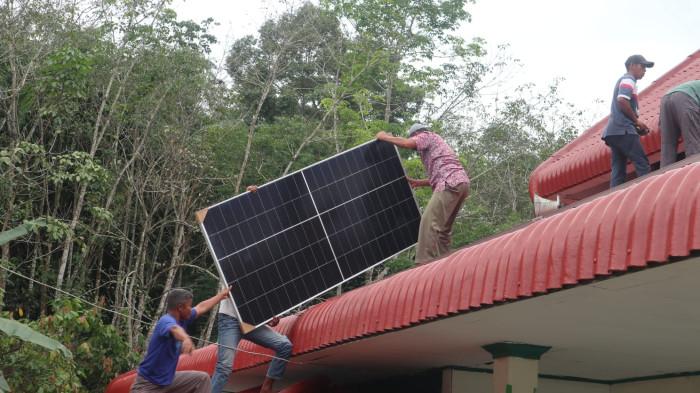 PANEL SURYA- Proses pemasangan panel surya