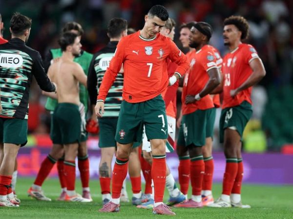 Kapten sekaligus penyerang Timnas Portugal, Cristiano Ronaldo, tampak lesu karena timnya tertunda kelolosannya ke Piala Dunia 2026 akibat bermain seri kontra Hungaria.