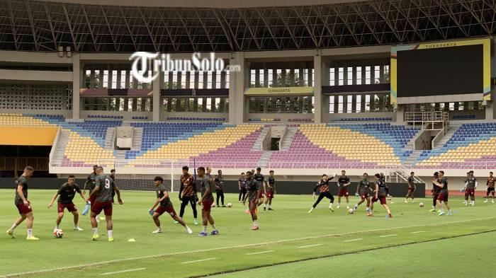 PEMAIN PINJAMAN. Febri Hariyadi mengenakan nomor punggung 18 di sesi latihan terbuka Persis Solo jelang laga melawan PSBS Biak di Stadion Manahan Solo, Jumat (20/2/2026) sore kemarin. Dia perlu beradaptasi. (TribunSolo.com/Andreas Chris Febrianto)