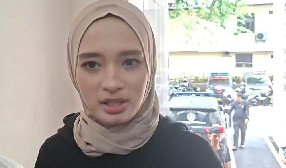 KASUS INARA RUSLI - Selebgram Inara Rusli menyambangi Polda Metro Jaya pada hari ini, Senin (29/12/2025). Kehadirannya diketahui untuk mencabut laporan polisi yang ia lapangan terhadap Insanul Fahmi terkait dugaan penipuan.