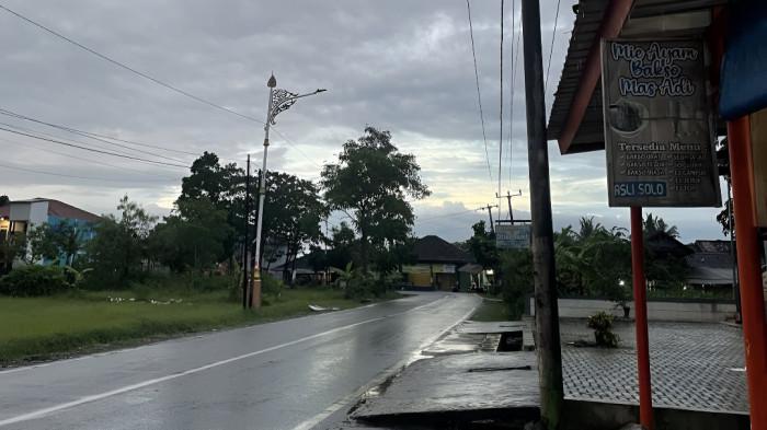 CUACA MENDUNG- Ilustrasi cuaca mendung di satu kawasan yang ada di Indonesia. Jalanan basah karena sempat diguyur hujan.