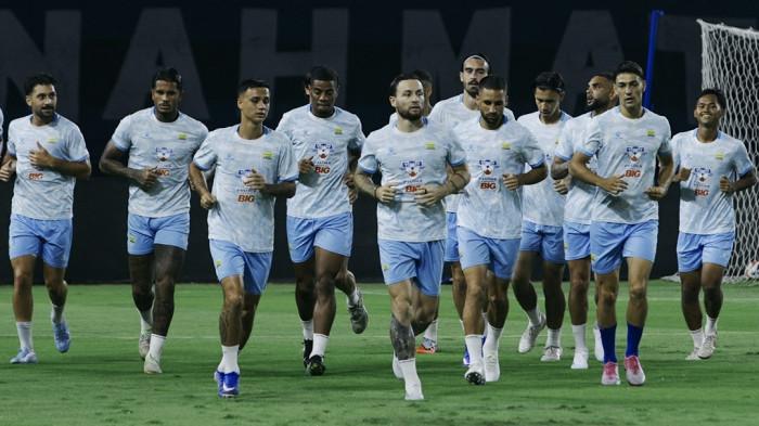 GABUNG LATIHAN - Gelandang Persib, Marc Klok, sudah kembali bergabung dalam sesi latihan bersama rekan-rekannya. Klok sempat menepi beberapa waktu untuk pemulihan cedera.