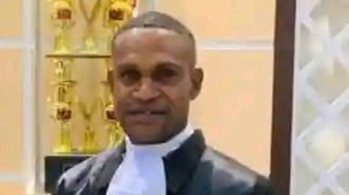 KEJATAHAN PERBANKAN - Advokat Abner Holago, S.H pada satu kesempatan. Kuasa hukum menyayangkan sikap tertutup Bank Papua Cabang Yalimo dalam proses klarifikasi gaji kliennya di Polres Jayawijaya pada 20 Februari lalu. 