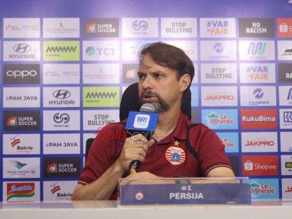 Pelatih Persija Jakarta, Mauricio Souza, sedang memberikan keterangan kepada awak media di Media Center Jakarta International Stadium, Jakarta Utara, Kamis (19/2/2026).