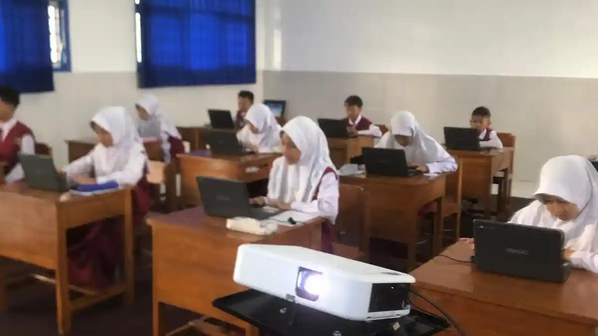 KUNCI JAWABAN INFORMATIKA - Potret siswa kelas V SD Alkautsar Temanggung sedang mengikuti proses belajar TIK pada Sabtu (11/10/2025). Simak kunci jawaban Informatika Kelas 3 Halaman 72. 