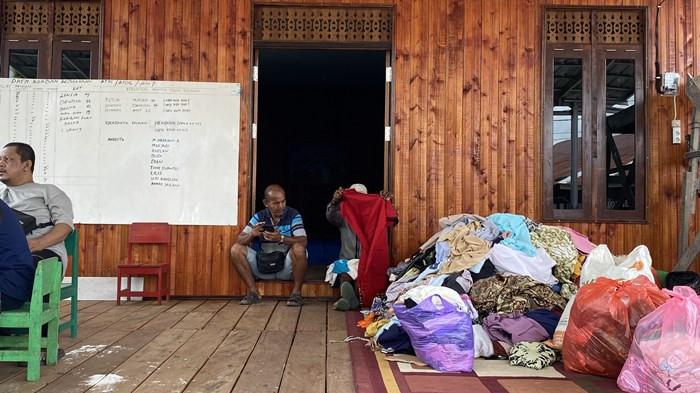 POSKO - Warga terdampak kebakaran berbincang dan memilih pakaian bantuan di Posko Relawan Jalan Mendawai, Palangka Raya, Senin (23/2/2026). Posko digunakan untuk pendataan korban dan penyaluran bantuan logistik.