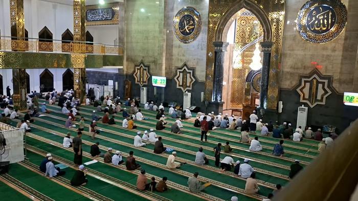 JAMAAH MASJID - Jamaah Masjid Raya Darussalam Palangka Raya saat hendak melaksanakan tarawih, Rabu (18/2/2026). MUI Kalteng minta masjid dan musala untuk mengisi ceramah agama tentang bahaya narkoba.