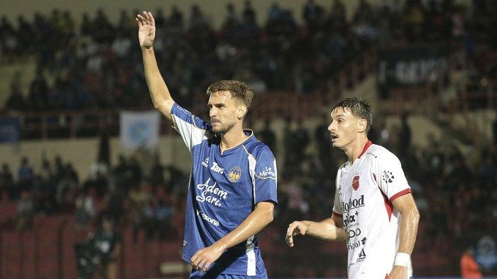 MAIN IMBANG: Striker PSIM Yogyakarta, Nermin Haljeta saat mendapat kawalan dari pemain Bali United saat bertanding di Stadion Sultan Agung, Bantul, Senin (23/2/2026) malam.