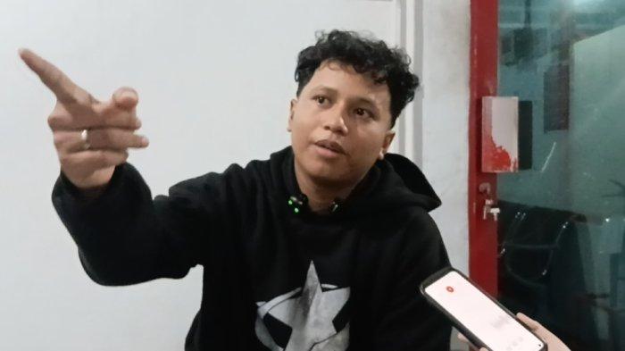 Pegawai SPBU korban dugaan penganiayaan aparat, Lukman Hakim (19) saat memberikan keterangan di Pulogadung, Jakarta Timur, Senin (23/2/2026).