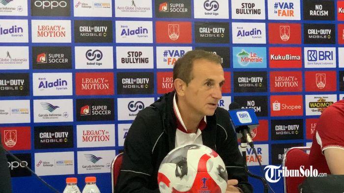 SANTAI - Milomir Seslija dalam jumpa pers usai laga Persis Solo di Stadion Manahan, Sabtu (21/2/2026) malam. Teriakan Milo Out menggema di Stadion Manahan usai Persis Solo kembali tak bisa mematahkan kutukan tak pernah menang di kandang sendiri sepanjang musim Super League 2025/2026. Menanggapi desakan itu, ia menjawabnya dengan santai.