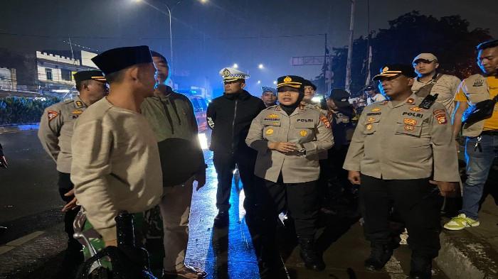 AKSI PREMANISME- Kapolres Metro Bekasi Kombes Sumarni saat memantau kondisi penertiban pasar tumpah di simpang Sentra Grosir Cikarang (SGC) Desa Cikarang Kota, Kecamatan Cikarang Utara beberapa waktu lalu.