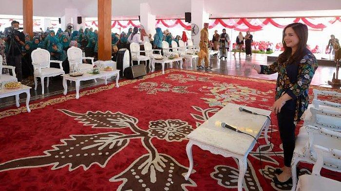 Tasya Kamila mengaku tertarik dengan konsep Posyandu Remaja saat hadir dalam Festival Posyandu Kreatif di Banyuwangi, 12-13 Agustus 2024.