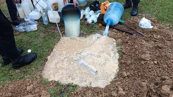 Polisi musnahkan ribuah liter ballo