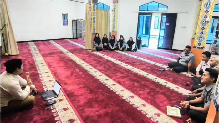 Dalam rangka memperkuat fondasi spiritual sekaligus mendampingi pelaksanaan tugas dan fungsi pegawai di bulan suci Ramadhan 1447 H, Kanwil Kemenkum Jabar menggelar program rutin bertajuk 