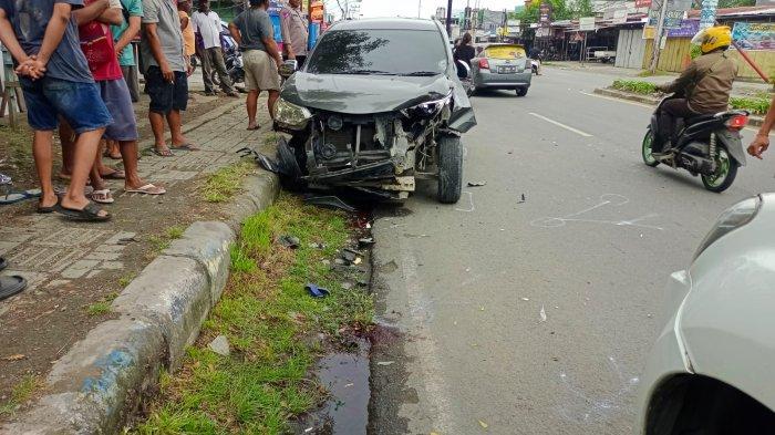 KECELAKAAN DI SENTANI: Kecelakaan lalu lintas ini terjadi di Raya Sentani -  Abepura, tepatnya di depan cucian mobil Bustomi, Distrik Sentani, Kabupaten Jayapura, Minggu, (16/3/2025). Mobil Daihatsu Xenia menabrak dua sepeda motor, mengakibatkan enam orang mengalami luka-luka.