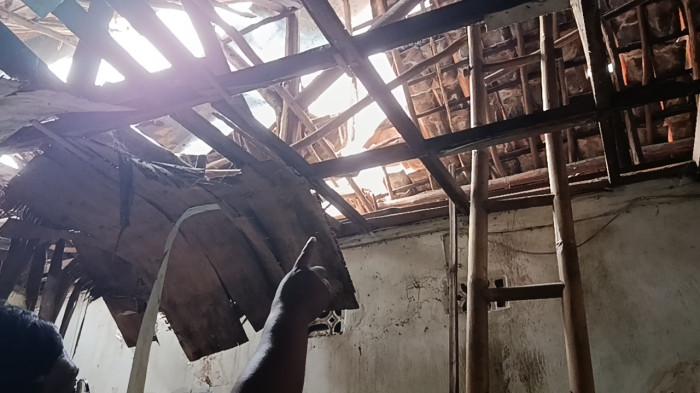 Potret atap rumah milik Hadiyanto dan Sri Puspitasari, warga Kampung Kanoman, Cirebon