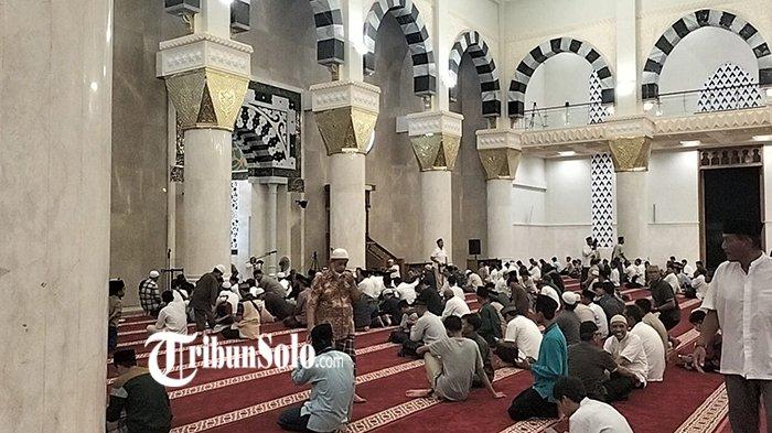 Suasana Salat Tarawih di Masjid Agung Madaniyah Karanganyar, Rabu (22/3/2023) malam.
