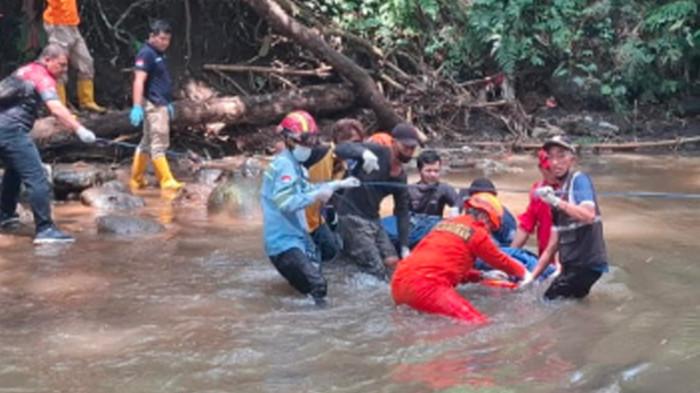 PEMBUNUHAN - Petugas saat evakuasi jasad HMZ (17), remaja perempuan korban pembunuhan, di aliran Sungai Jilu Desa Sukopuro, Kecamatan Jabung, Kabupaten Malang, Selasa (17/2/2026). Terduga pelaku pembunuhan berhasil ditangkap, Sabtu (21/2/2026) malam.