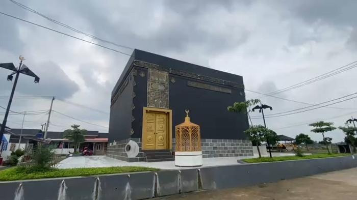 MUSALA BENTUK KAKBAH- Sebuah musala berbentuk Kakbah berdiri megah di kawasan Perumahan Cariu Permai Residence 3, Desa Wancimekar, Kecamatan Kotabaru, Kabupaten Karawang, Jawa Barat. Selain berbetuk Kakbah, ada juga tempat tawaf sehingga suasananya mirip di tanah suci Mekkah. (Muhammad Azzam/ Tribun Bekasi).