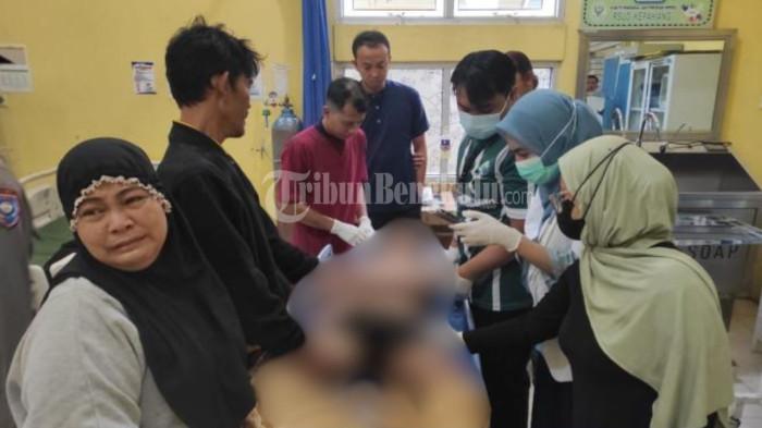 PENEMUAN MAYAT – Jenazah korban berada di RSUD Kepahiang pada Jumat (20/2/2026). Warga Desa Permu Bawah, Kecamatan Kepahiang, Kabupaten Kepahiang, digegerkan dengan penemuan mayat laki-laki di tepi jurang aliran sungai sekitar pukul 07.00 WIB.